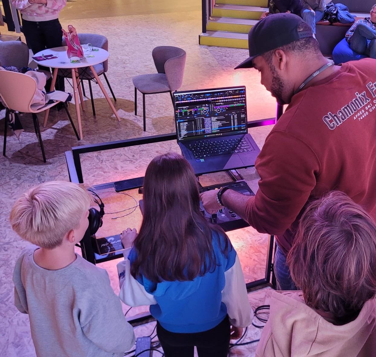 DJ-Schüler lernen gemeinsam im persönlichen DJ-Coaching und machen schnelle Fortschritte durch praktische Übungen.