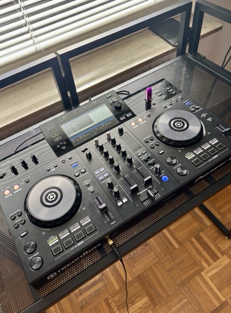 Direktes Feedback im 1:1 DJ-Coaching mit professionellem DJ-Equipment und persönlicher Betreuung.