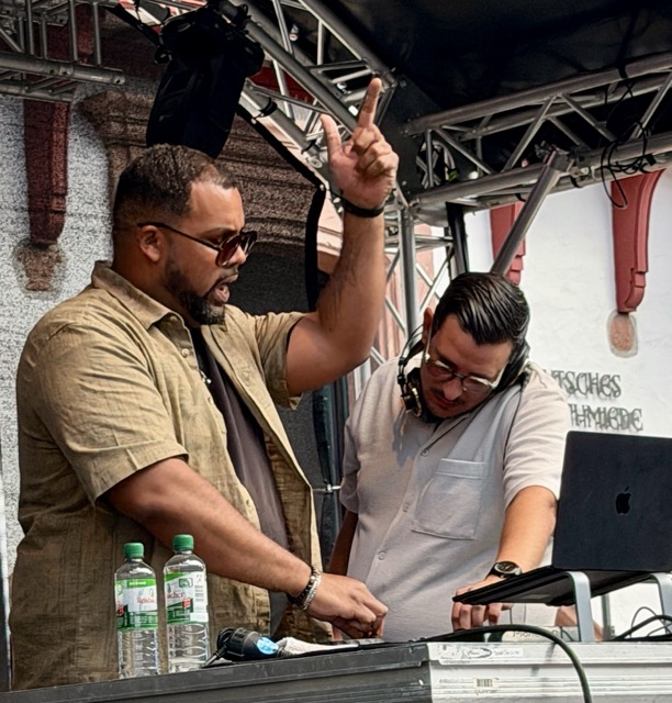 Persönliches 1:1 DJ-Coaching mit Christian Kufuor der NMD Academy während einer praktischen Mixing-Session.