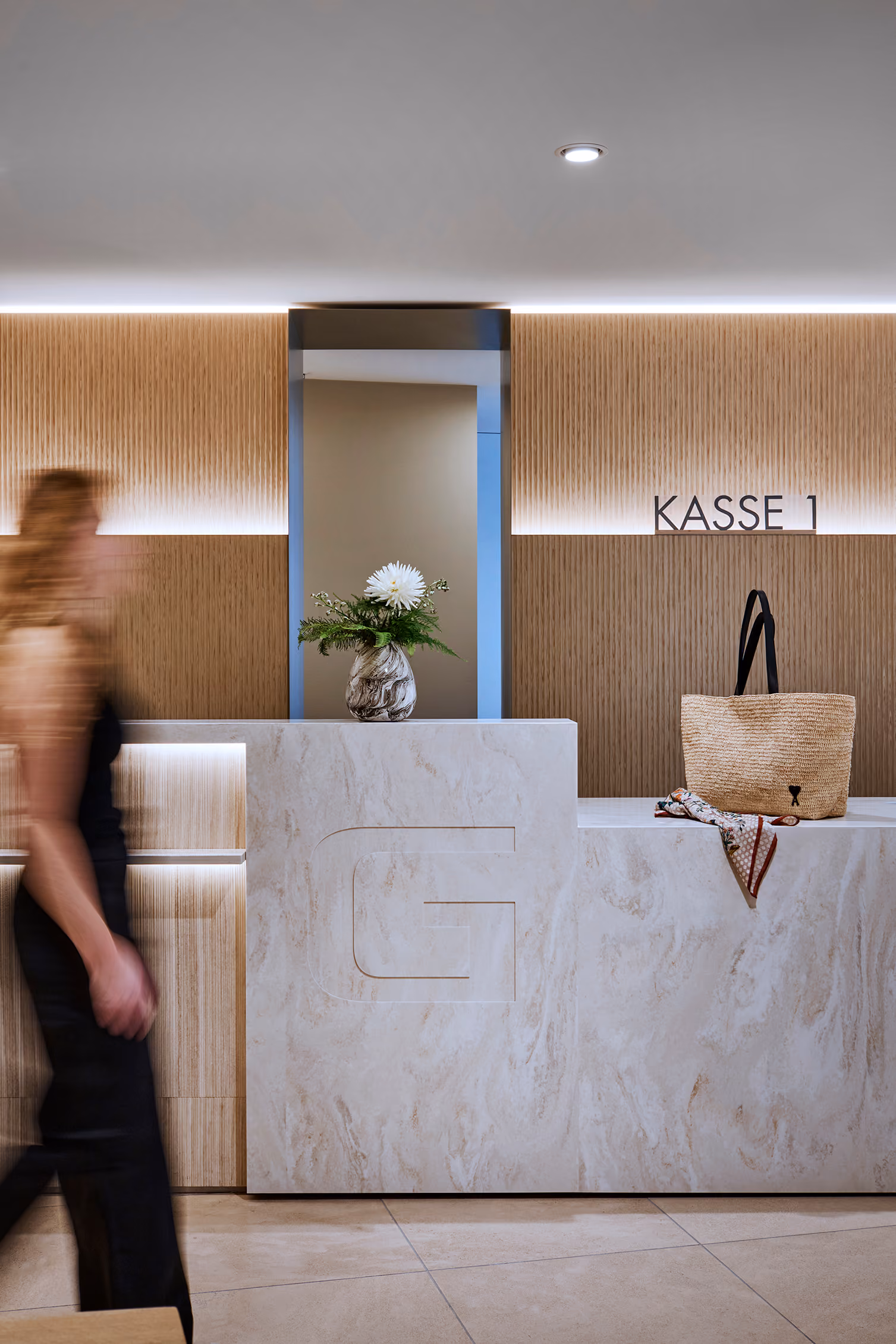 Kasse im Modehaus GARHAMMER mit heller Marmortheke