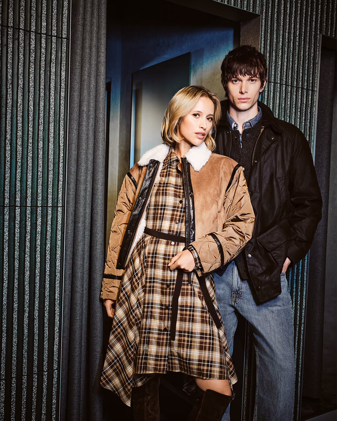 Zwei Models in Herbstmode mit Karokleid und Lederjacke