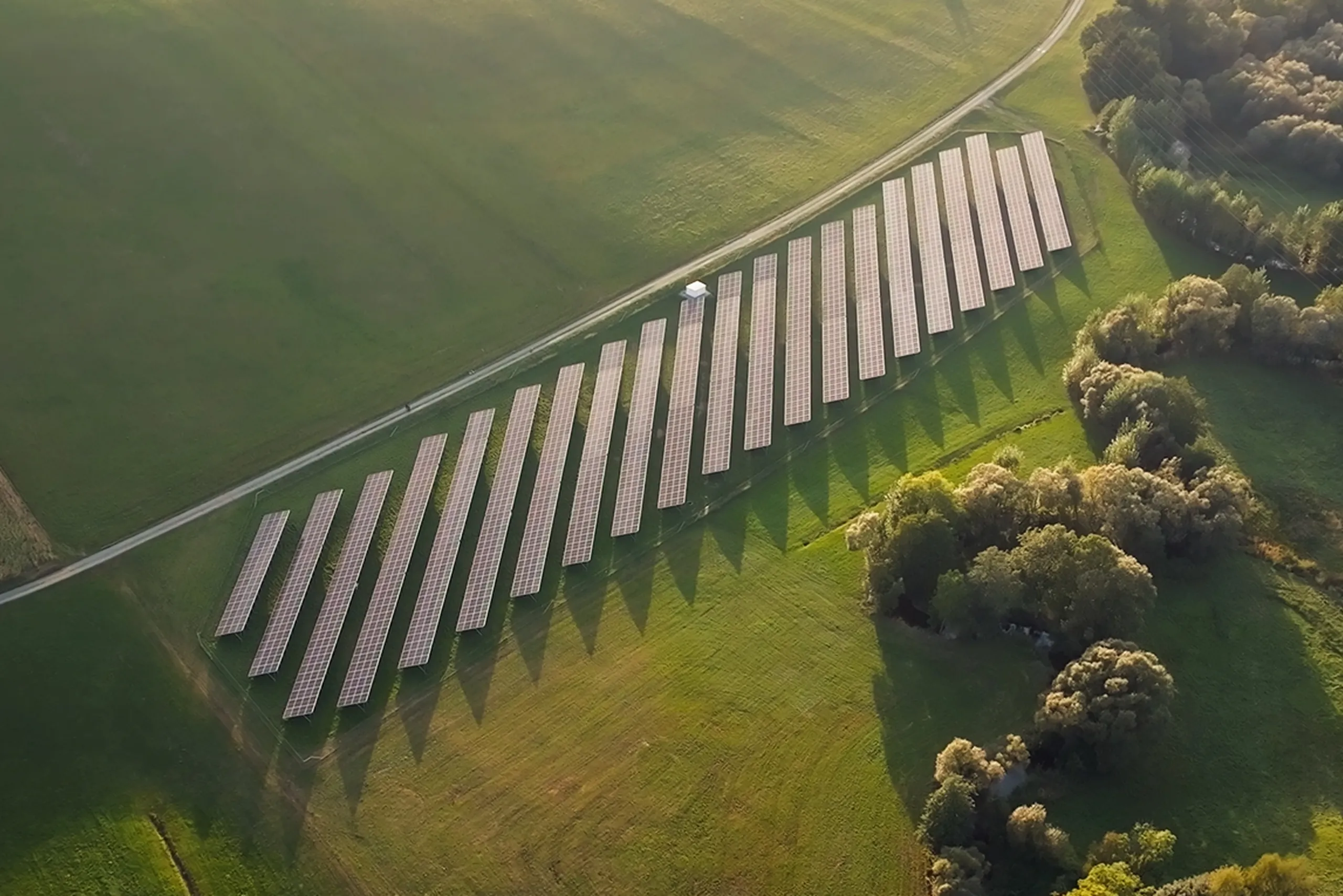 Photovoltaikanlage auf einer grünen Wiese aus der Vogelperspektive