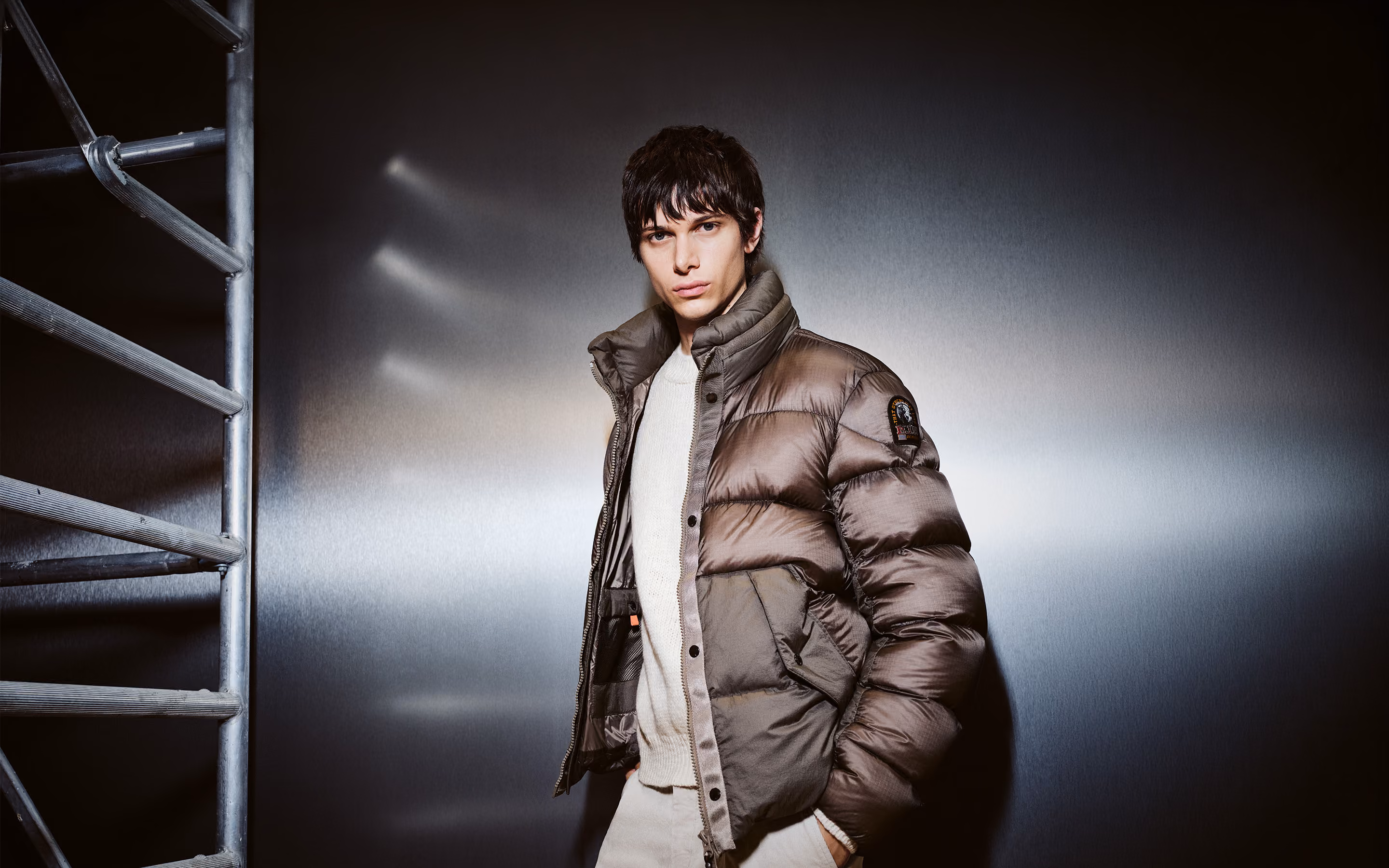 Model in brauner Daunenjacke – Herrenmode bei GARHAMMER