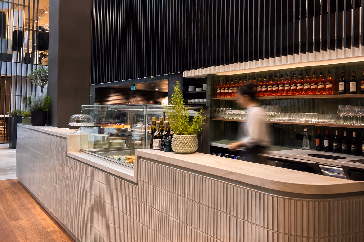 Theke der BAR CENTRALE mit Vitrine und Spirituosenregal