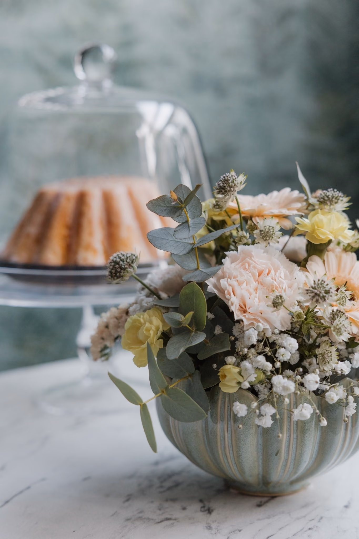 Gugelhupf unter einer Glasglocke und Blumenstrauß im Blumencafé bei GARHAMMER