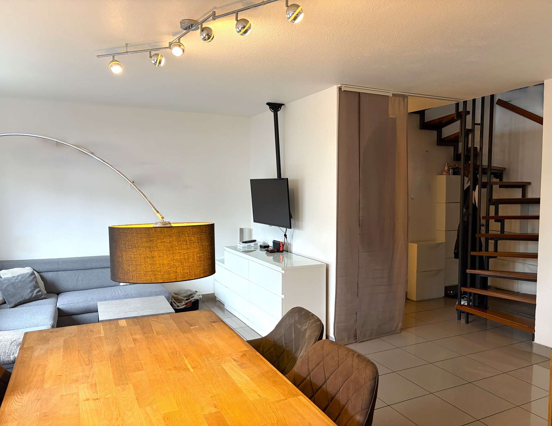 Stilvolle Maisonette-Wohnung mit Terrasse – modernes Wohnen in ruhiger Lage in Köln Weiden