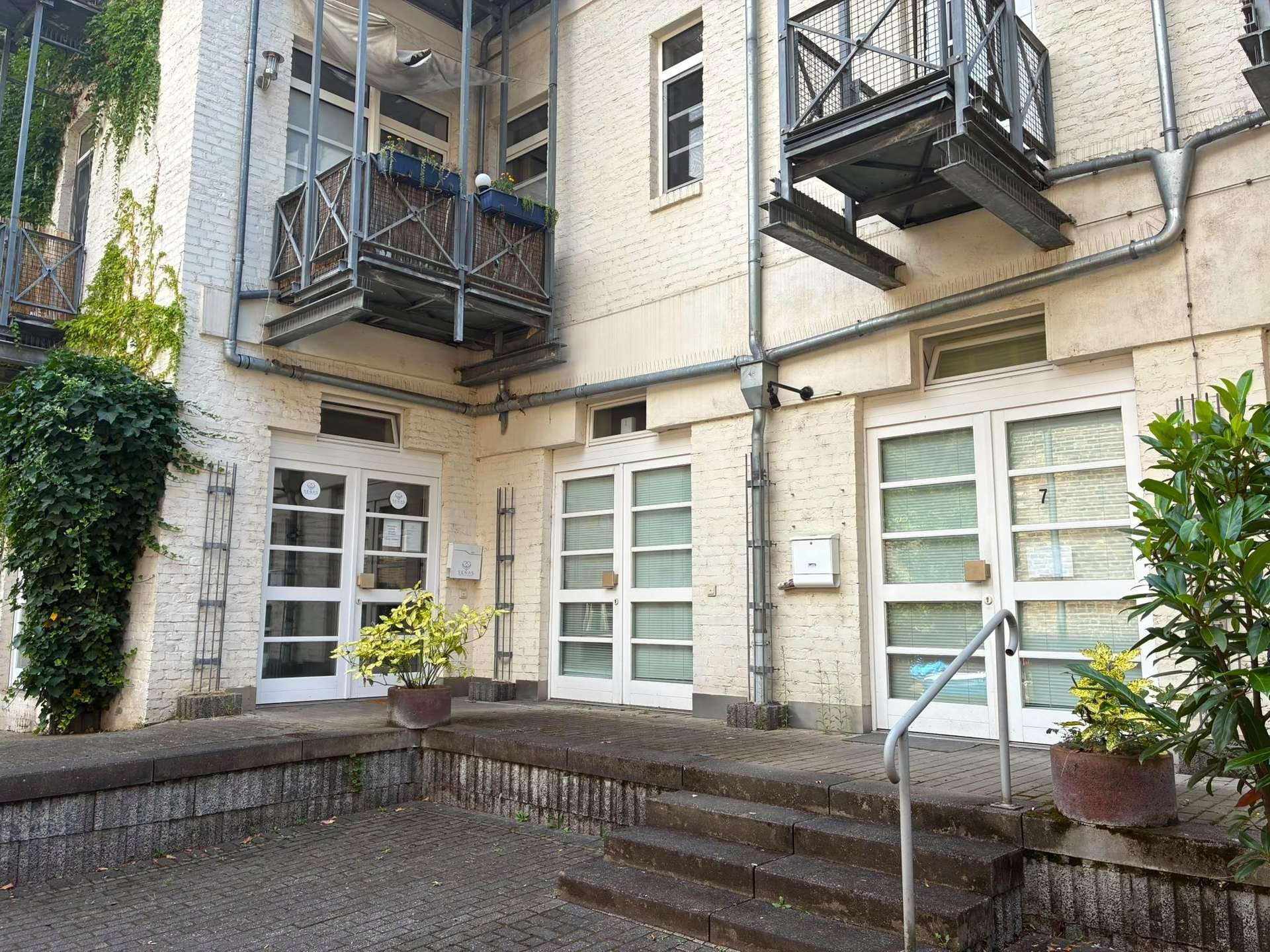 Drei Gewerbeeinheiten in bester Geschäftslage in der Frechener Innenstadt