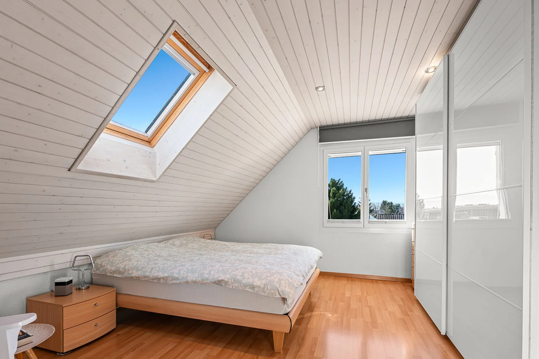 Schlafzimmer unter der Dachschräge mit Dachfenster im Einfamilienhaus in Affoltern am Albis