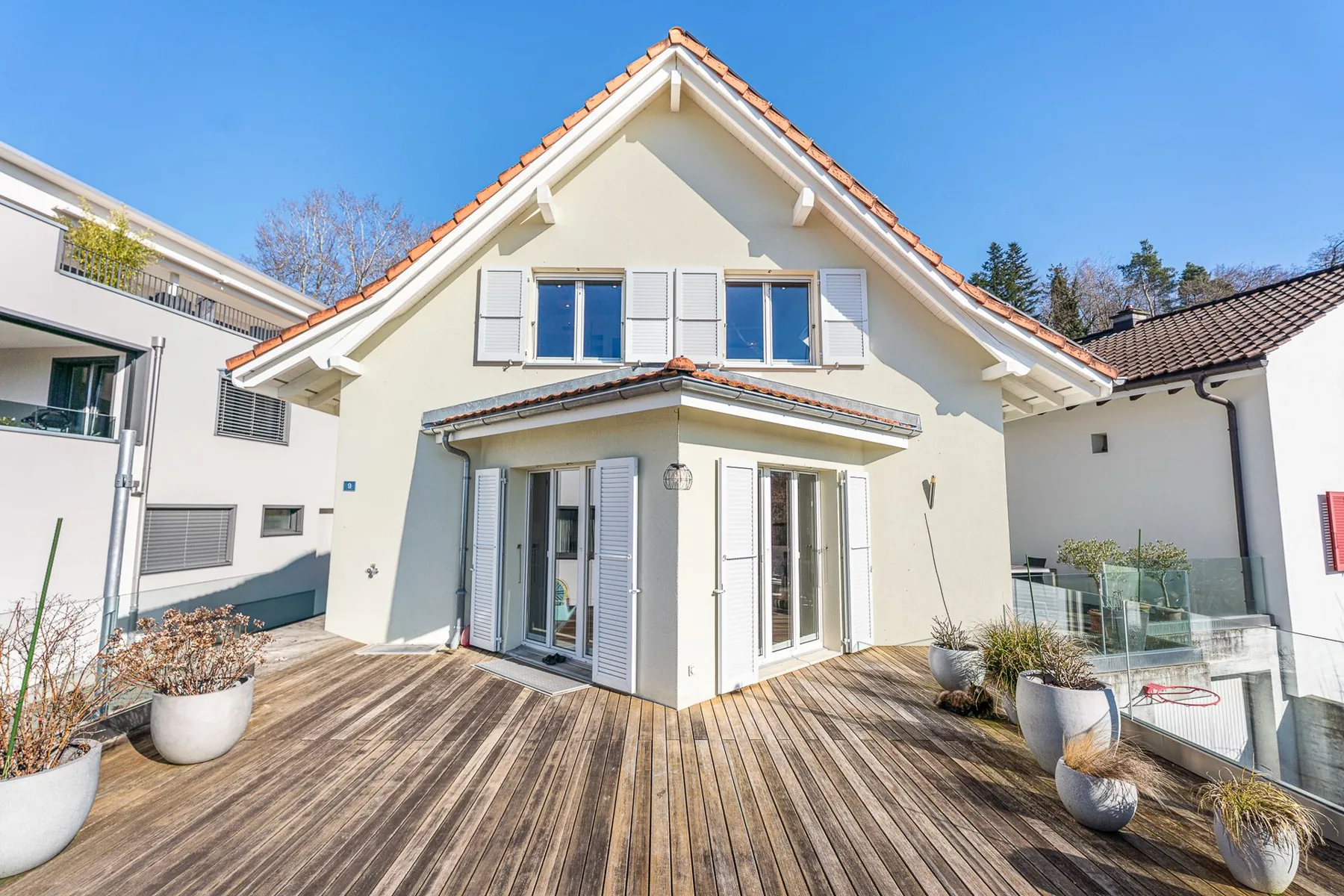 Hausfassade mit Giebeldach und Holzterrasse in Affoltern am Albis