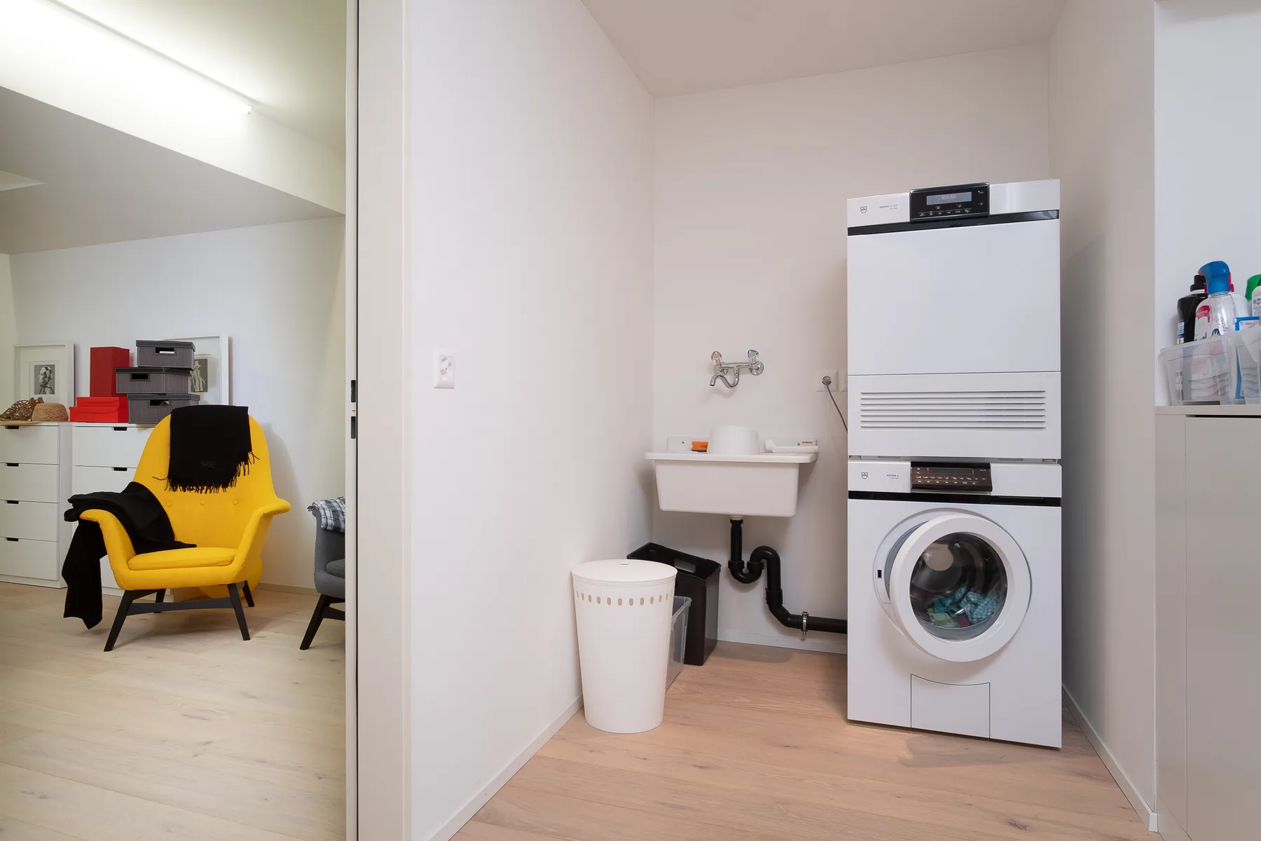 Waschbereich mit Waschmaschine, Trockner und Waschbecken in der Gartenwohnung an der Witikonerstrasse 486