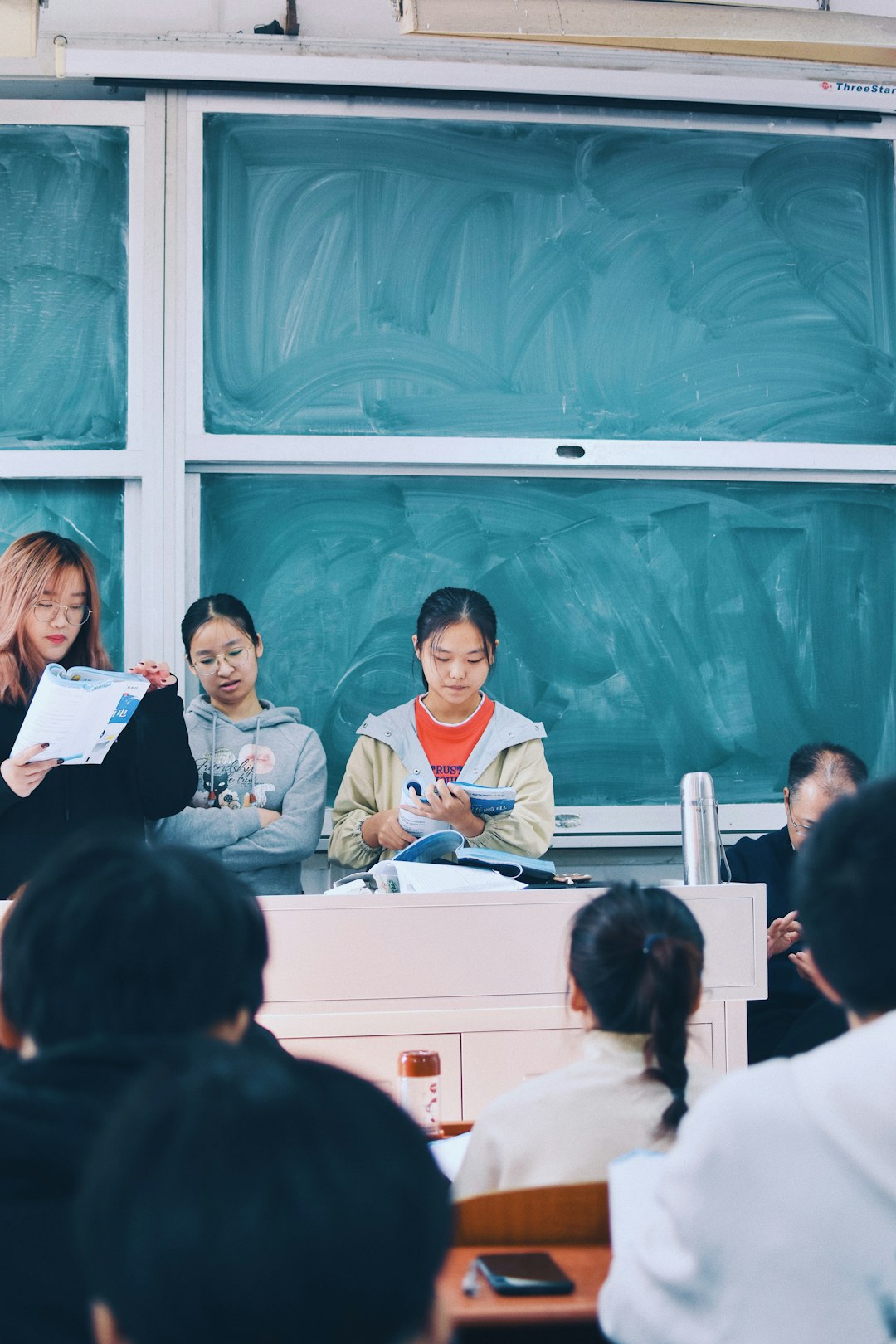 Kinderen lezen samen in de klas