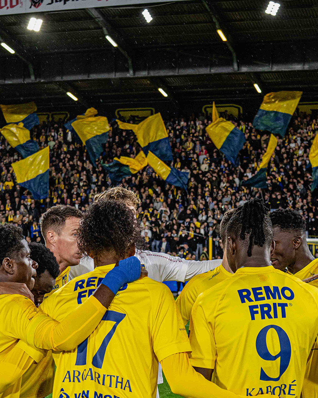 Kinderen en begeleiders vieren een overwinning met bekers