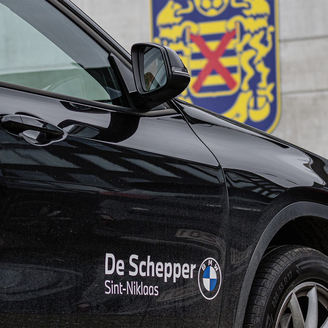 Kinderen en begeleiders vieren een overwinning met bekers