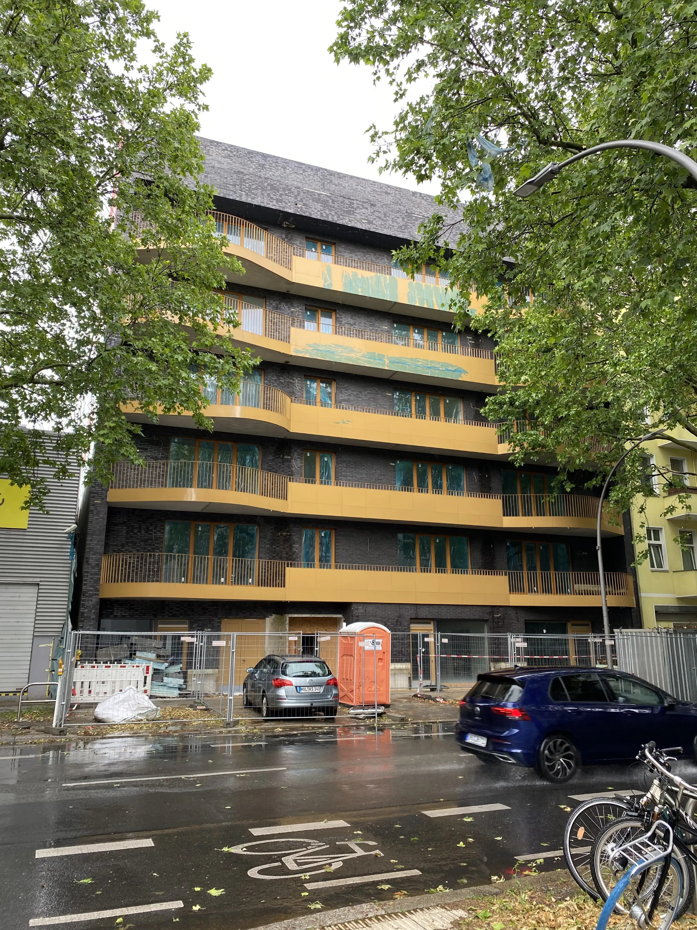 Sickingenstraße 41 im Bau – Fassadendetail mit geschwungenen Balkonen