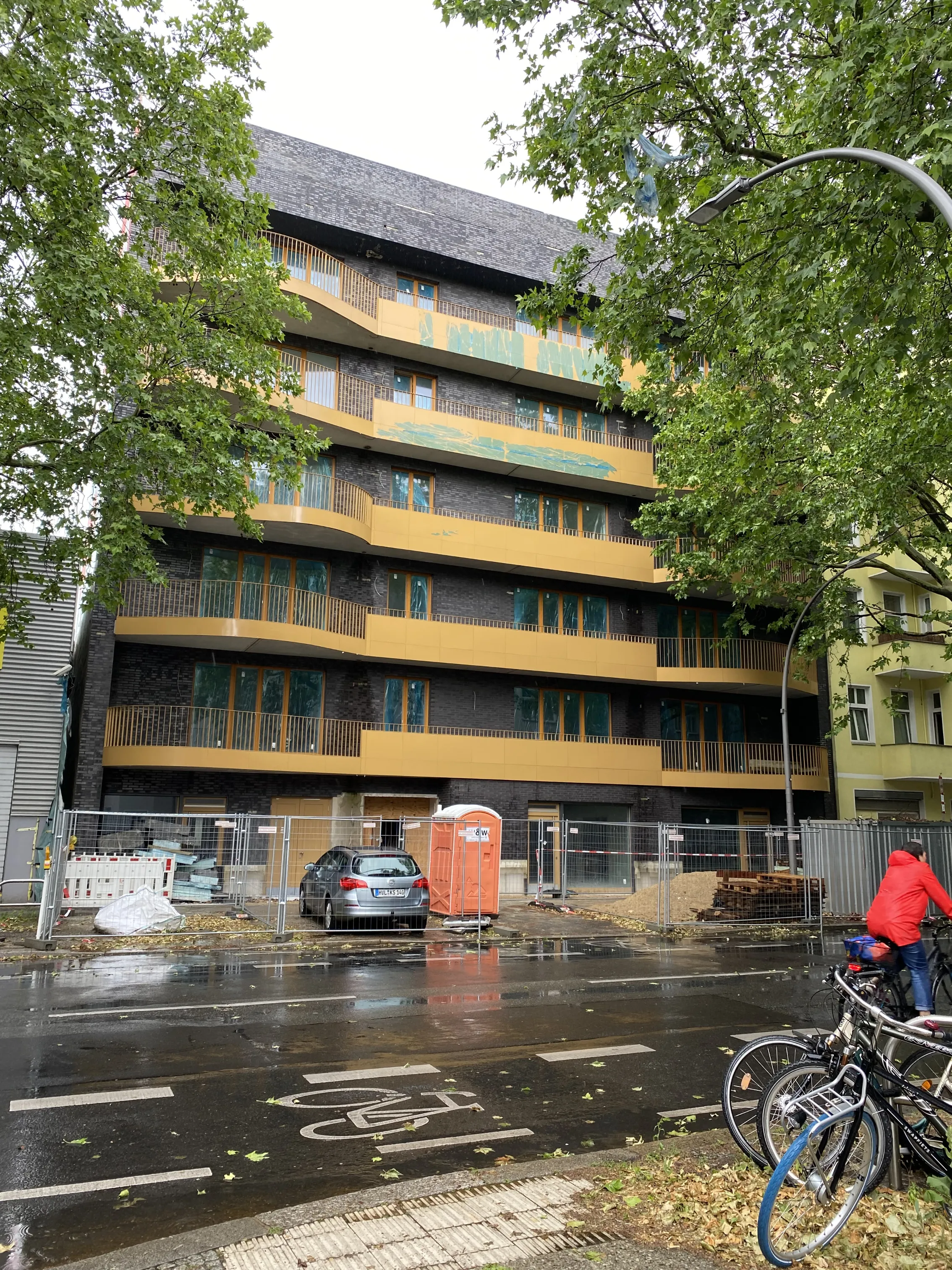 Neubauprojekt Sickingenstraße 41 in Berlin-Moabit – Straßenansicht mit Klinkerfassade und goldfarbenen Balkonen