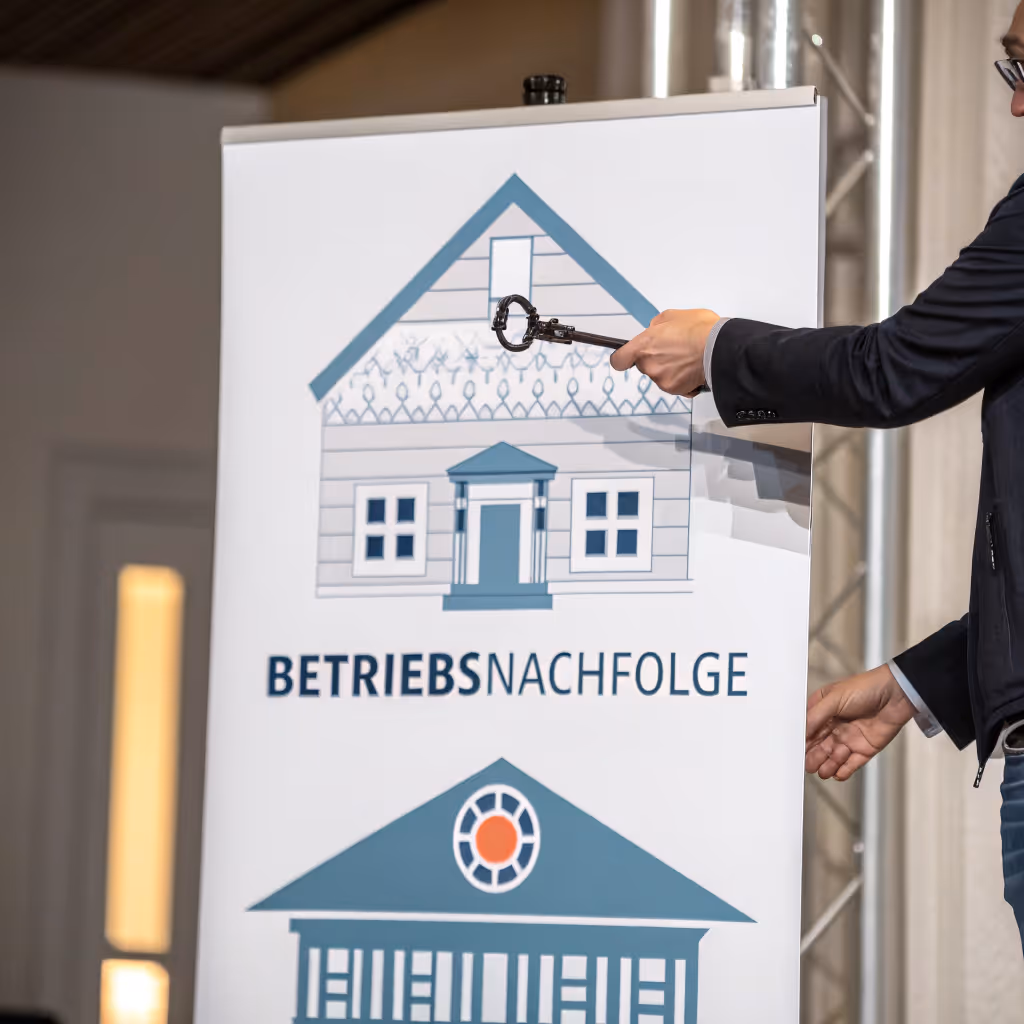 Referent im Seminar zur Unternehmensnachfolge erläutert Übergabe und Erbschaftsteuer