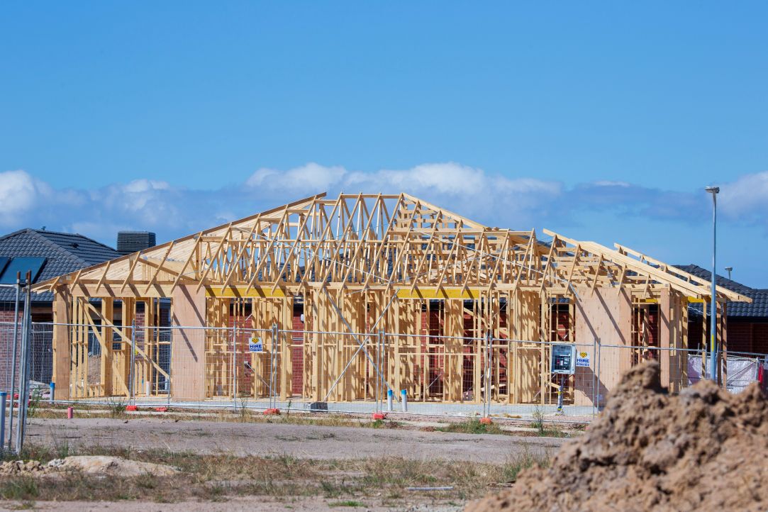 Chantier de construction d'une structure et charpente en ossature bois traditionnelle en Alsace
