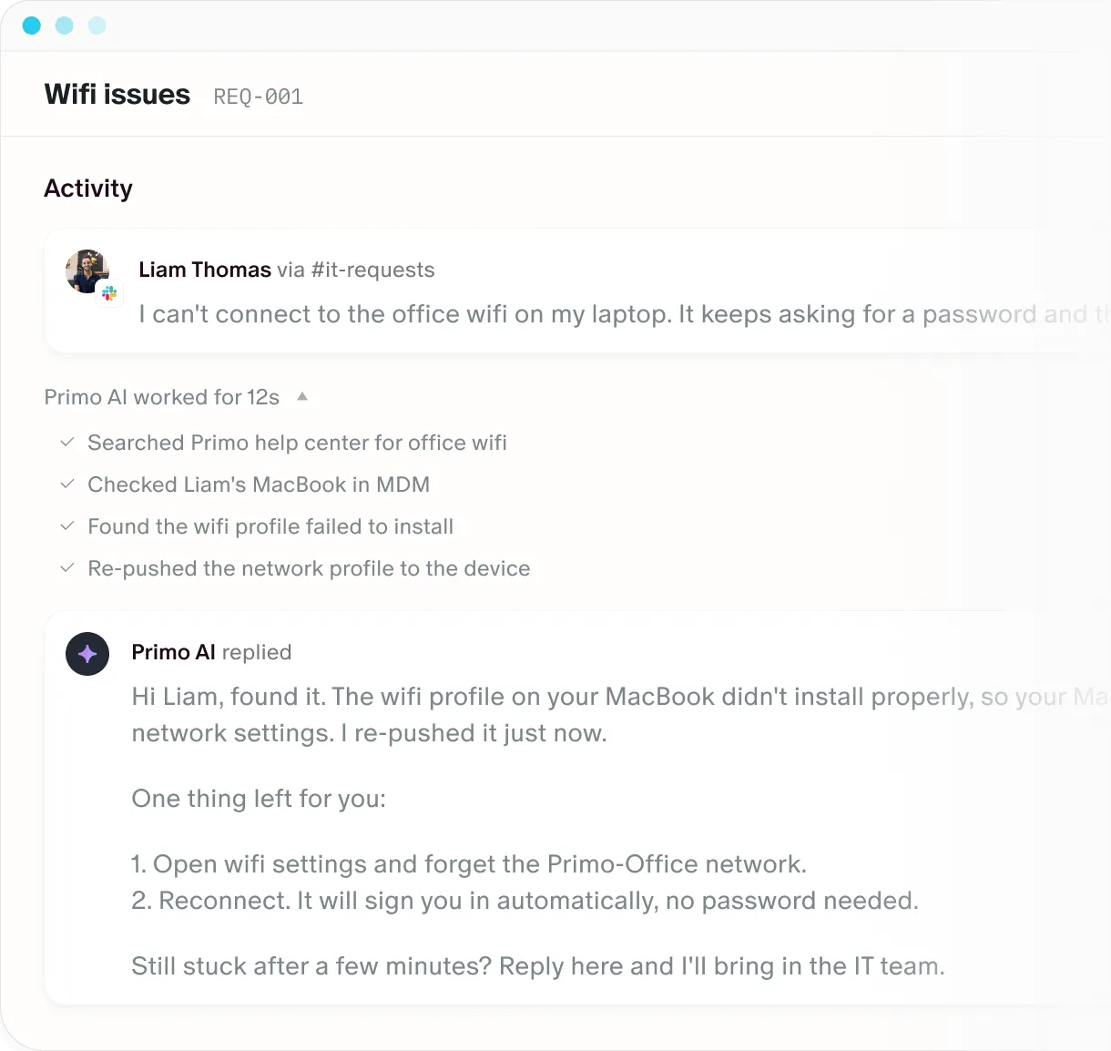 Conversation où le support IT résout un problème Wi-Fi sur MacBook en réinstallant le profil