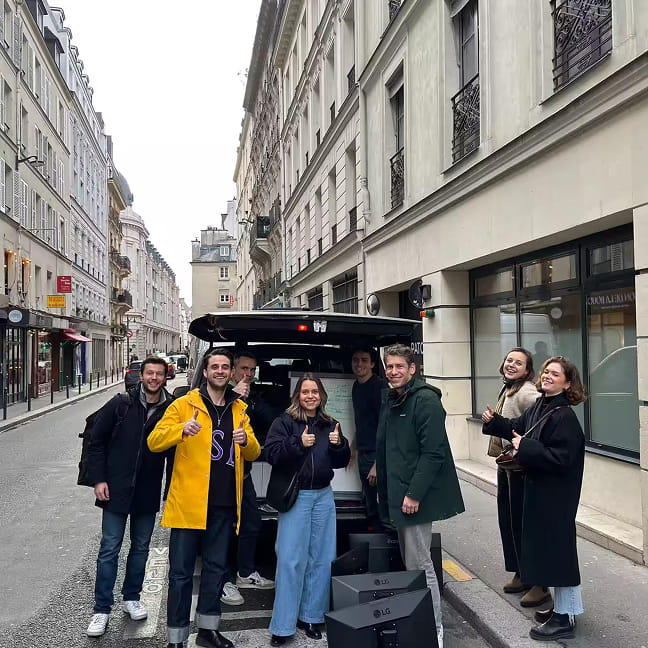 L'équipe Primo livrant du matériel informatique dans une rue de Paris