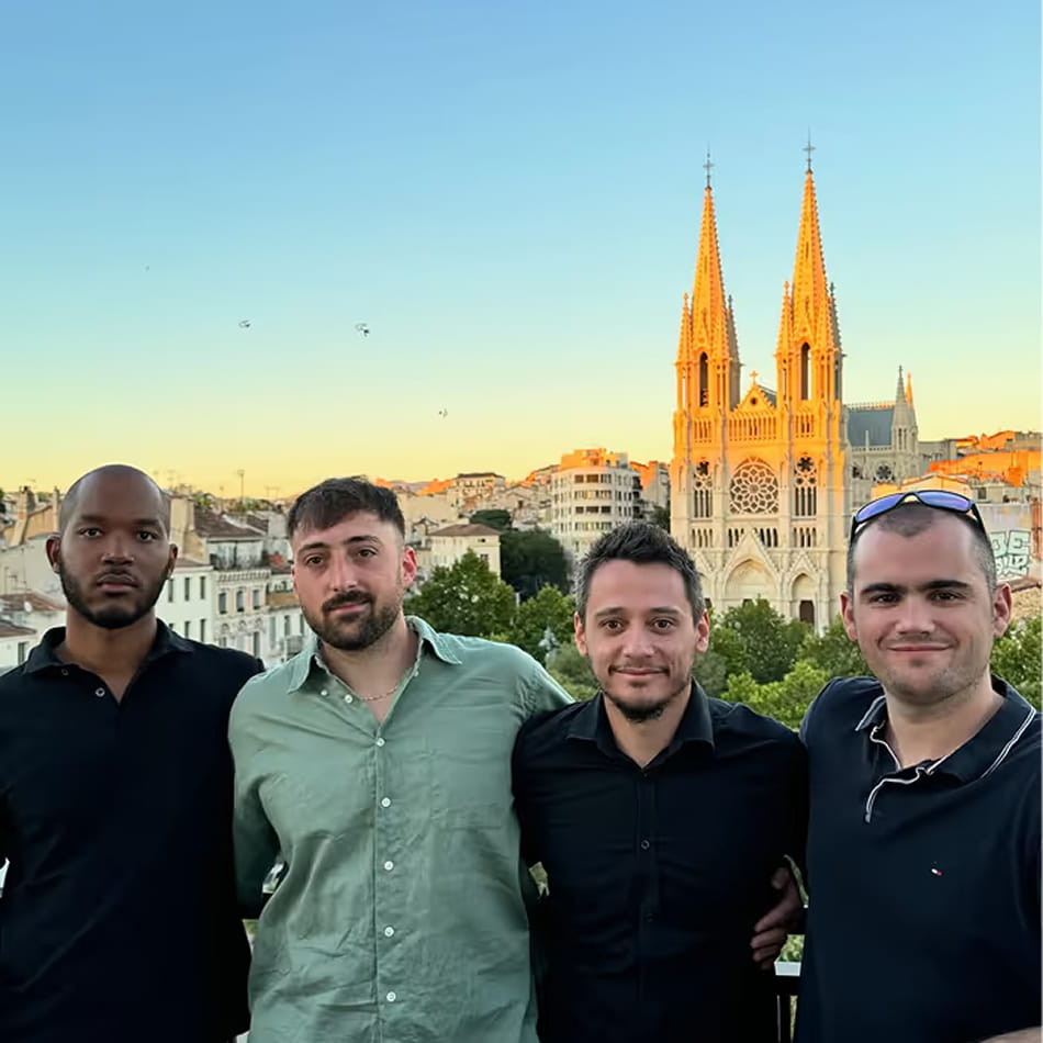 4 membres de l'équipe Primo au coucher du soleil à Marseille