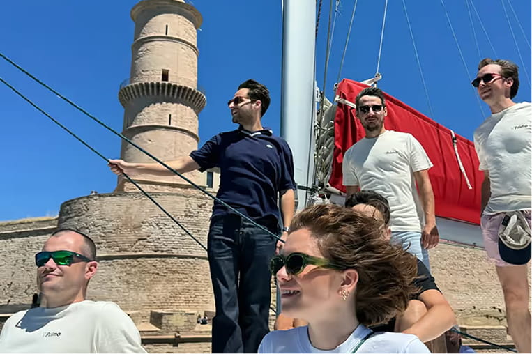 L'équipe Primo en voilier près d'un phare à Marseille