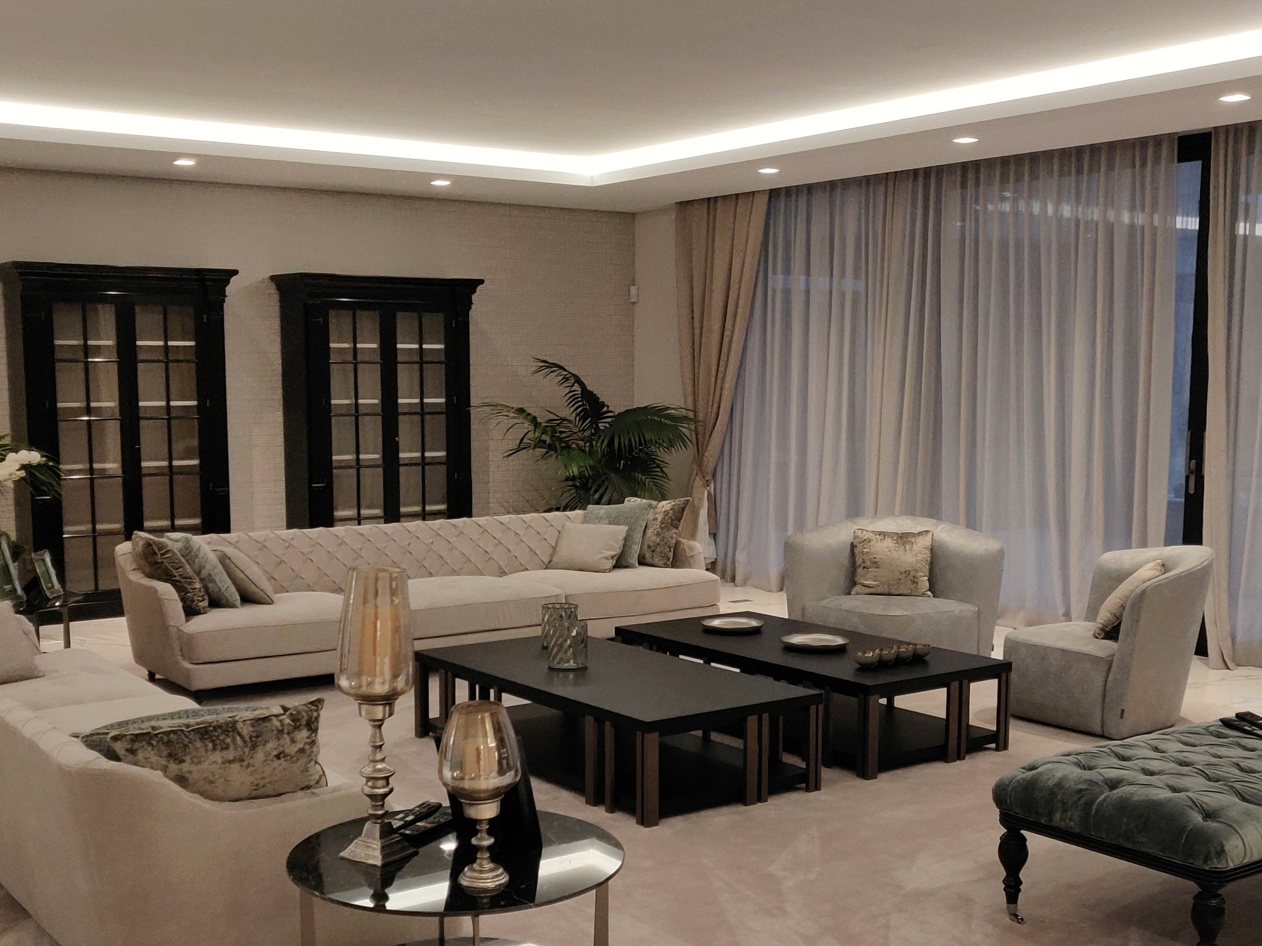 Living room with integrated perimeter and recessed ceiling lighting