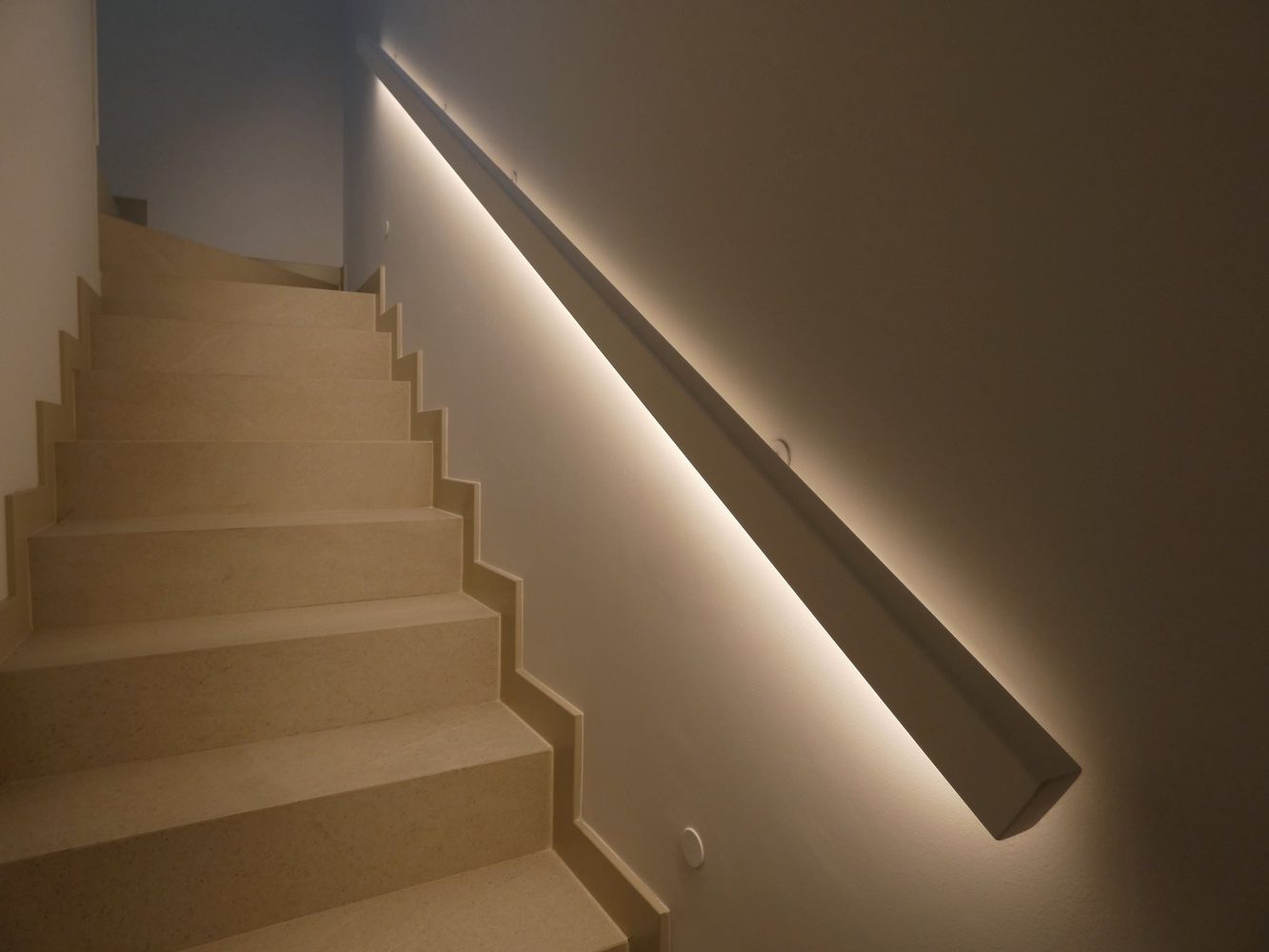Illuminated stair handrail in an Estepona townhouse