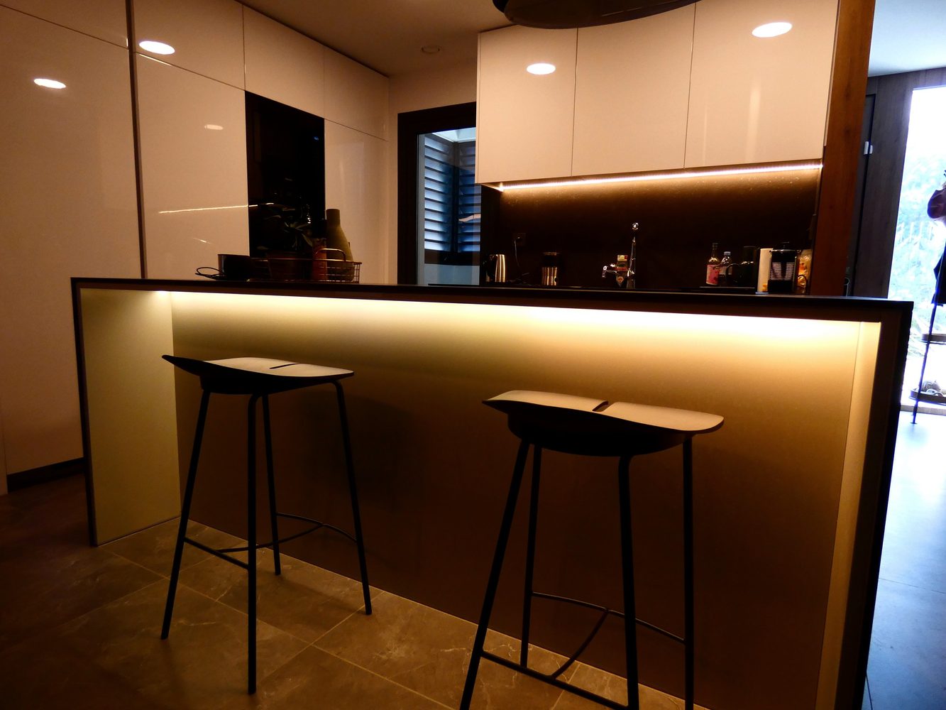 Kitchen island and breakfast bar with integrated linear lighting