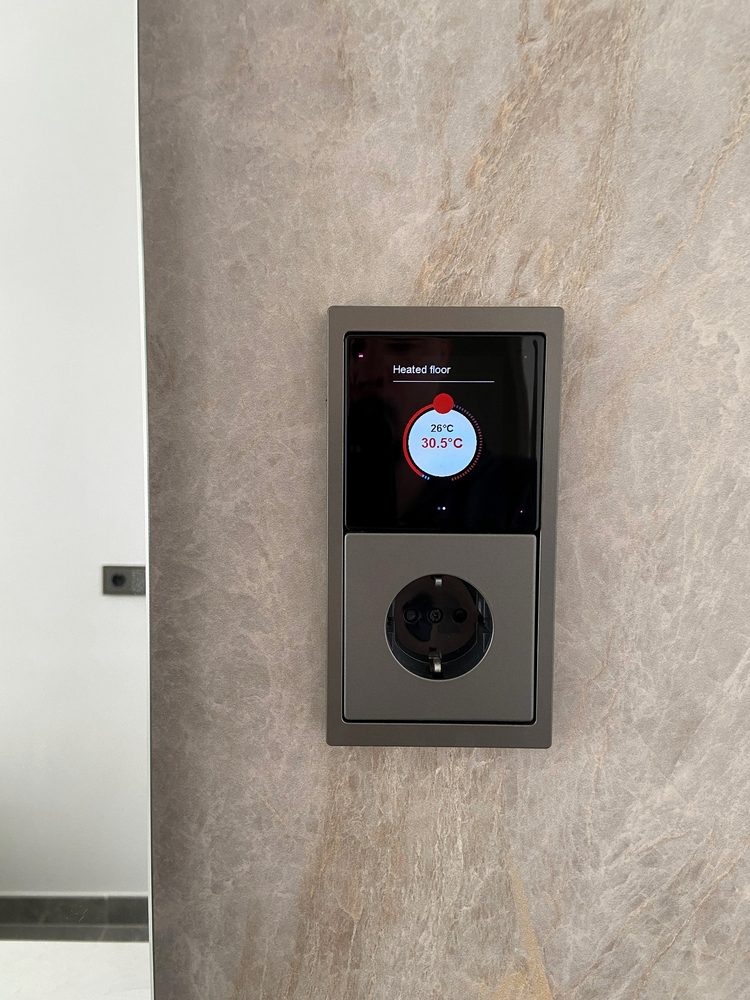 Wall-mounted underfloor heating thermostat