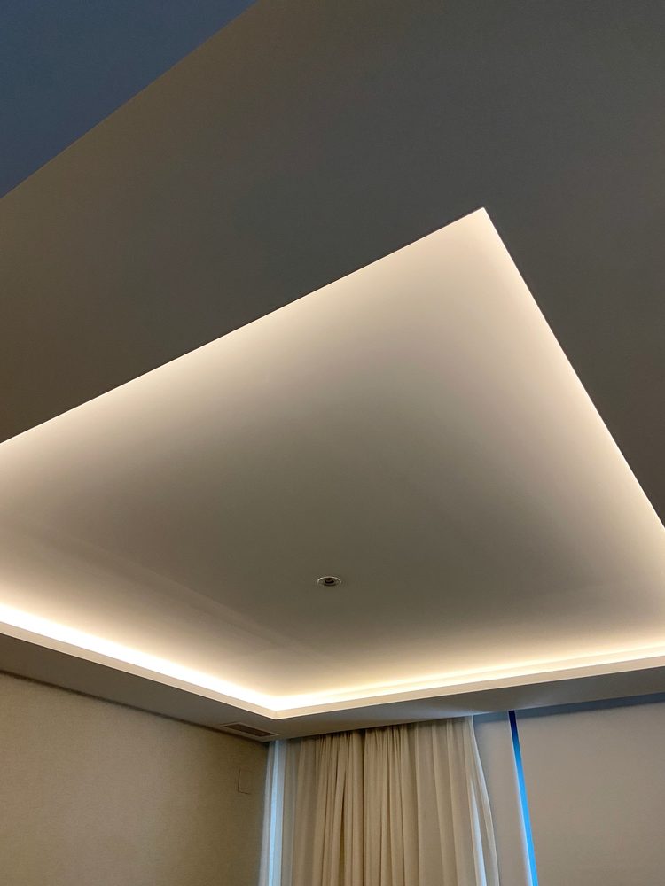 Ceiling cove detail with integrated architectural lighting
