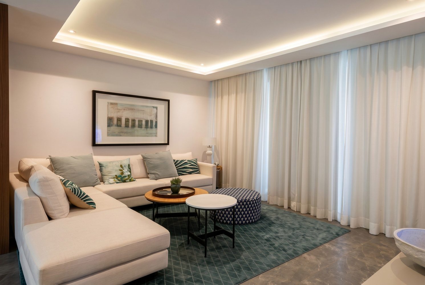 Living room with cove lighting in the Puerto Banús townhouse