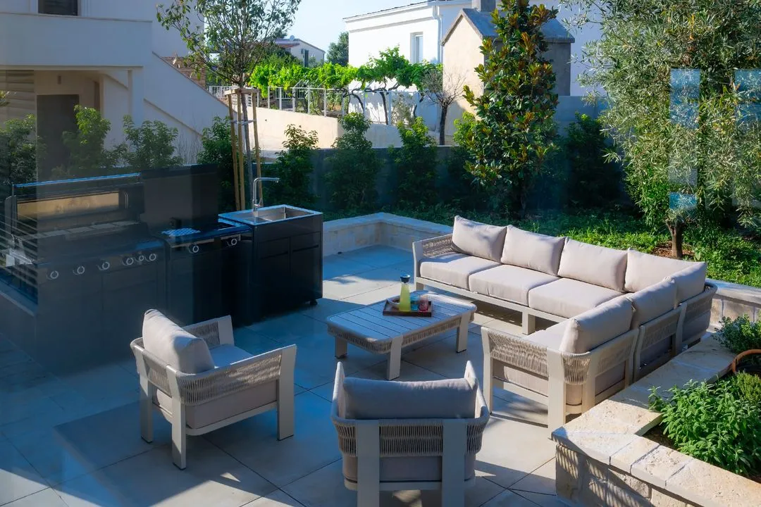 Garden lounge with sofas and the outdoor kitchen