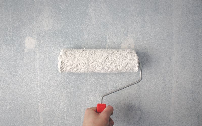 Hand painting wall with roller