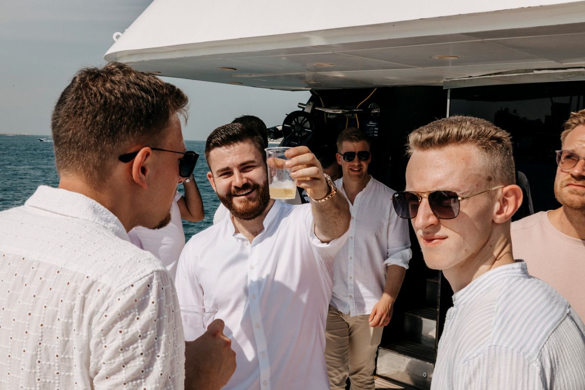 Partner stoßen gemeinsam auf einem Boot an