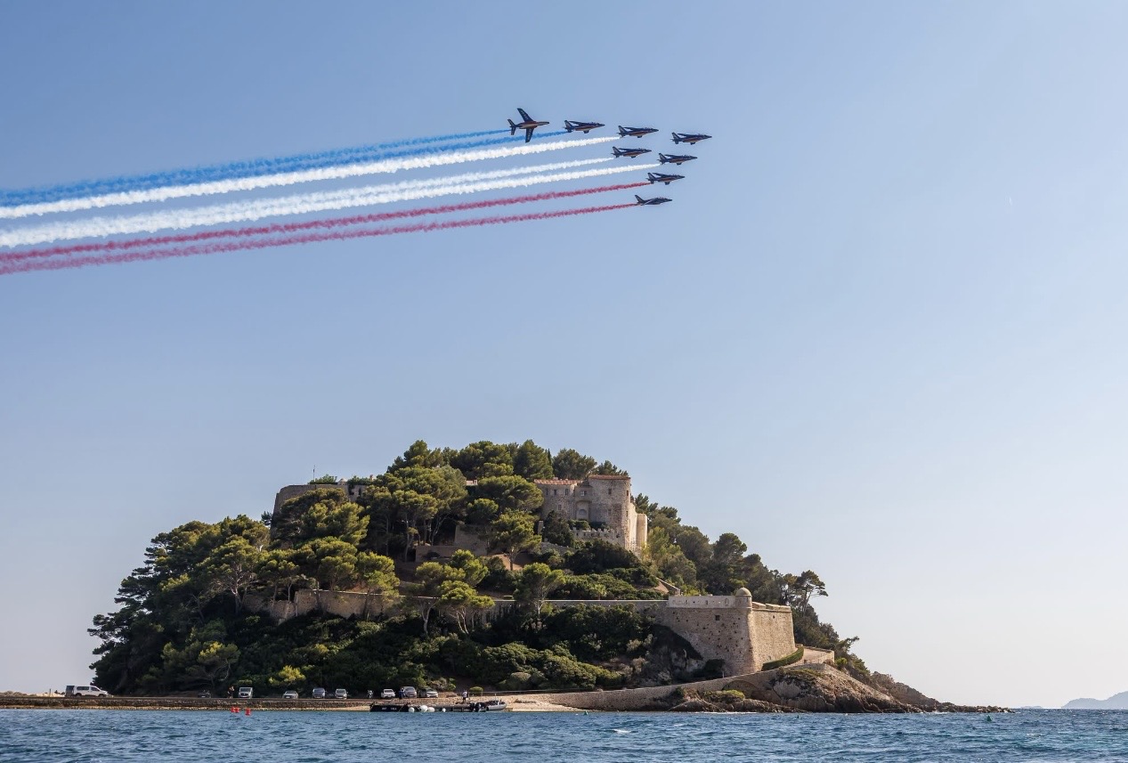 Patrouille aérienne traçant les couleurs du drapeau français dans le ciel