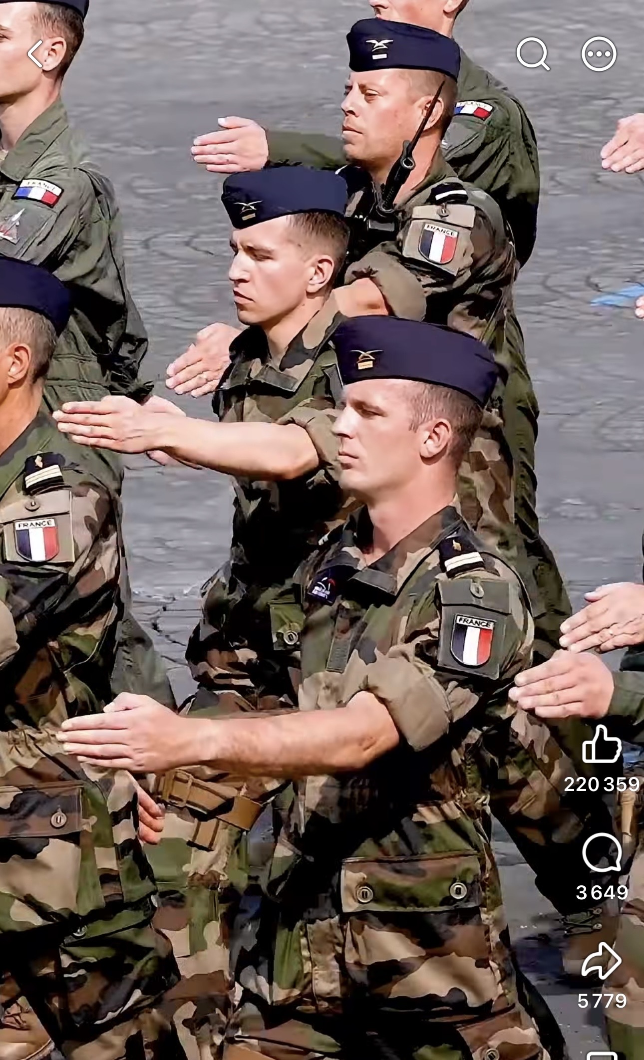Troupes au garde-à-vous lors du défilé du 14 juillet