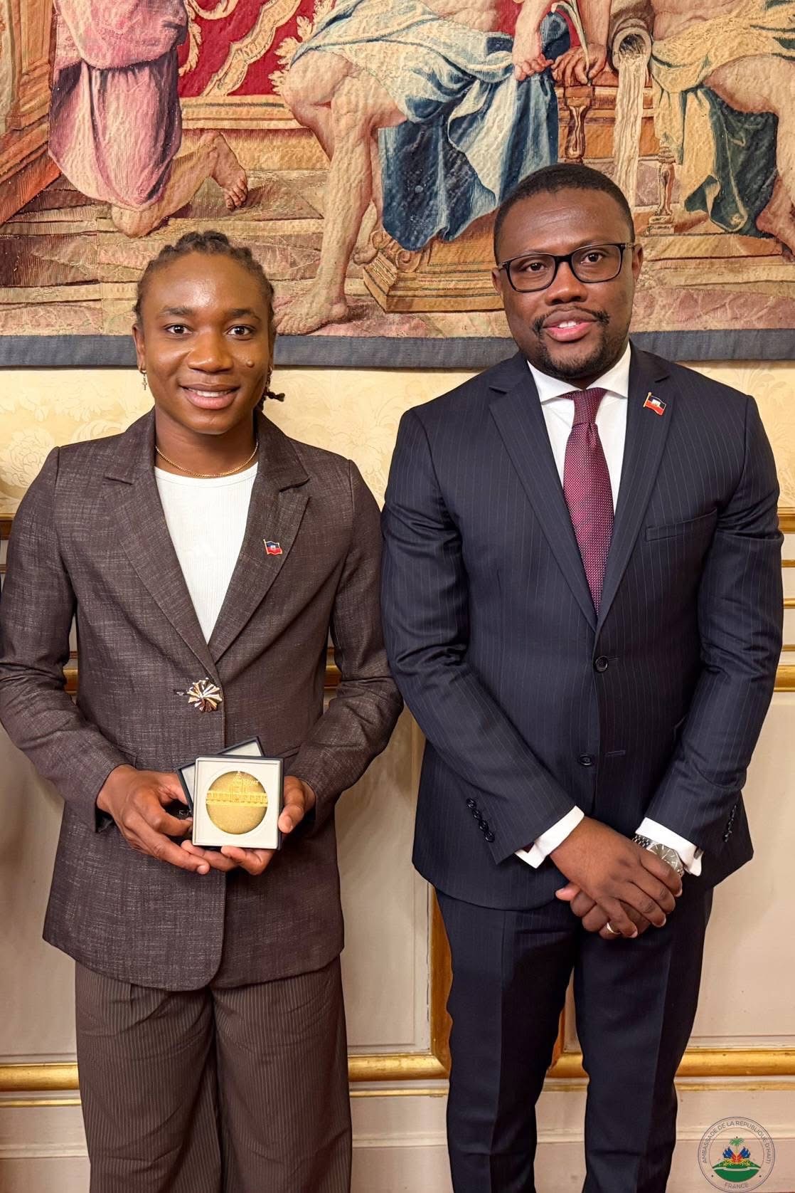 Melchie Dumornay aux côtés de l'ambassadeur Louino Volcy
