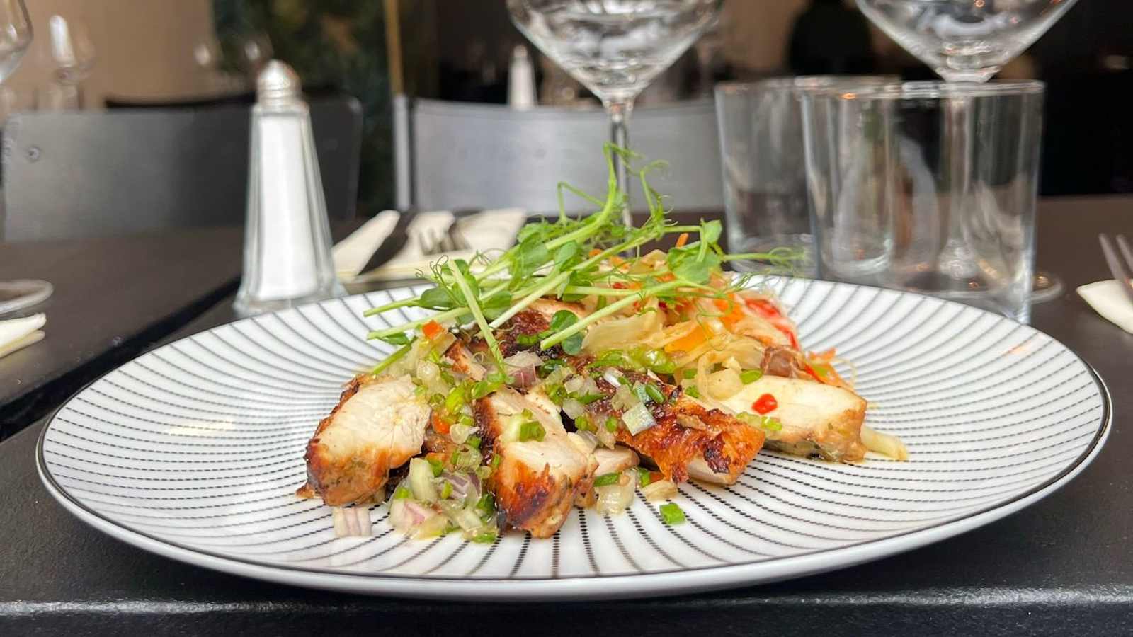 Poulet grillé, riz et légumes servis au restaurant Katoro à Paris 13