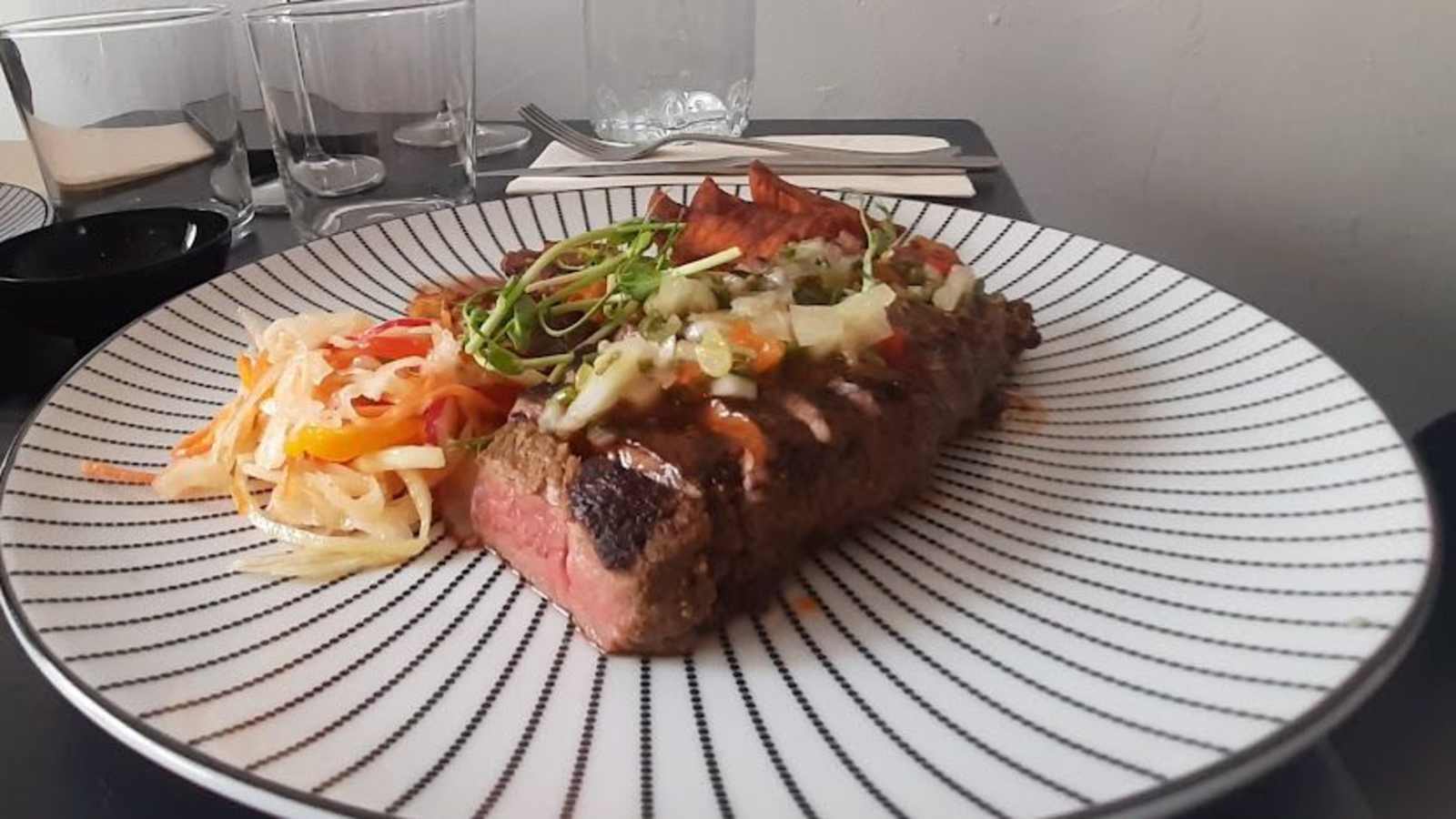 Plat de viande et légumes sautés du restaurant caribéen Katoro