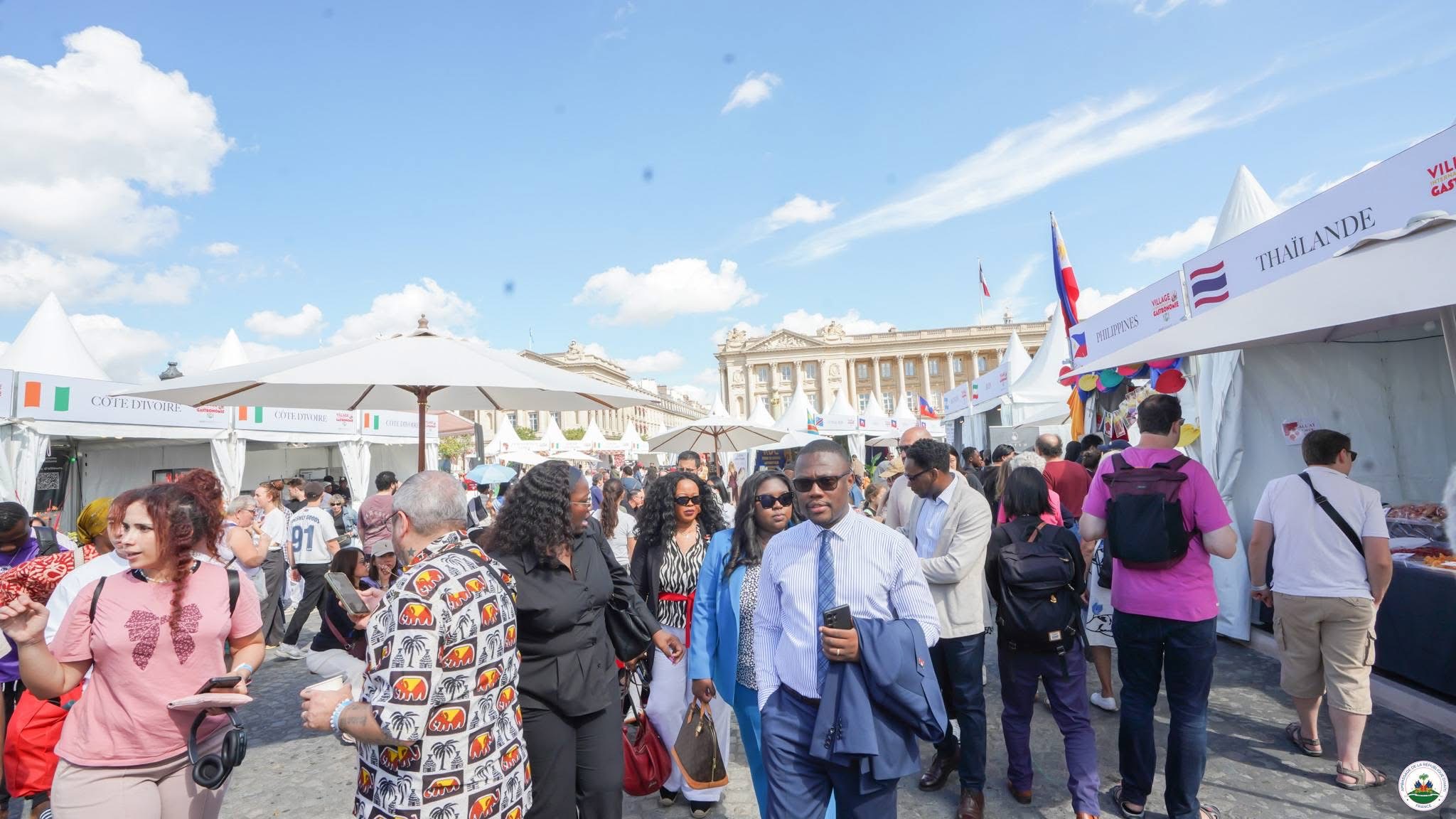 Foule dans l'allée du Village de la Gastronomie, place de la Concorde