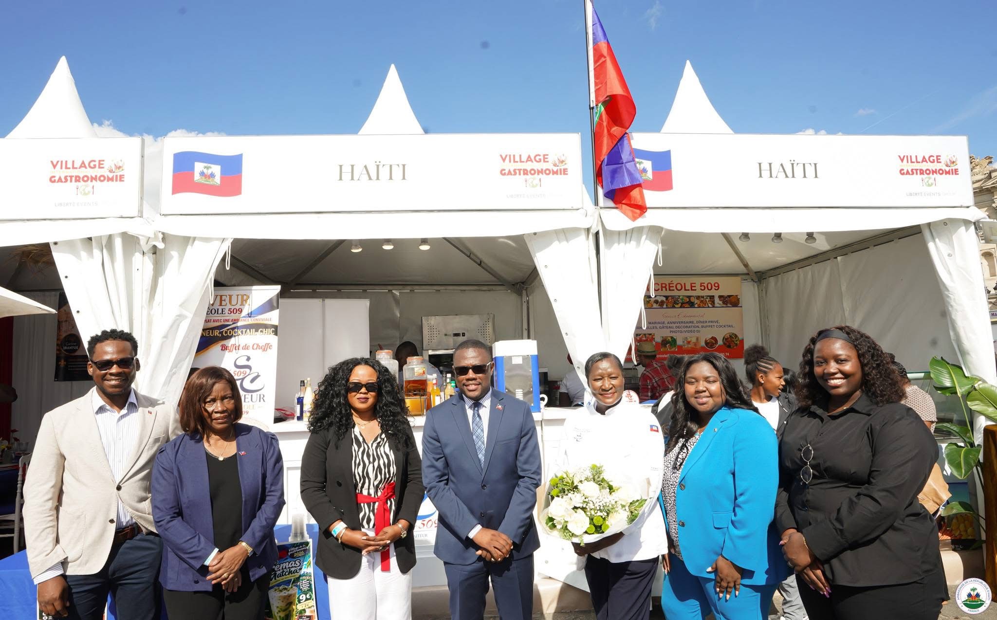 Foule devant le stand haïtien, en présence de l'ambassadeur d'Haïti, Village de la Gastronomie