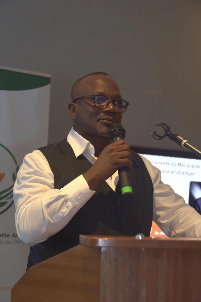 L'ambassadeur Oumar Keïta au micro