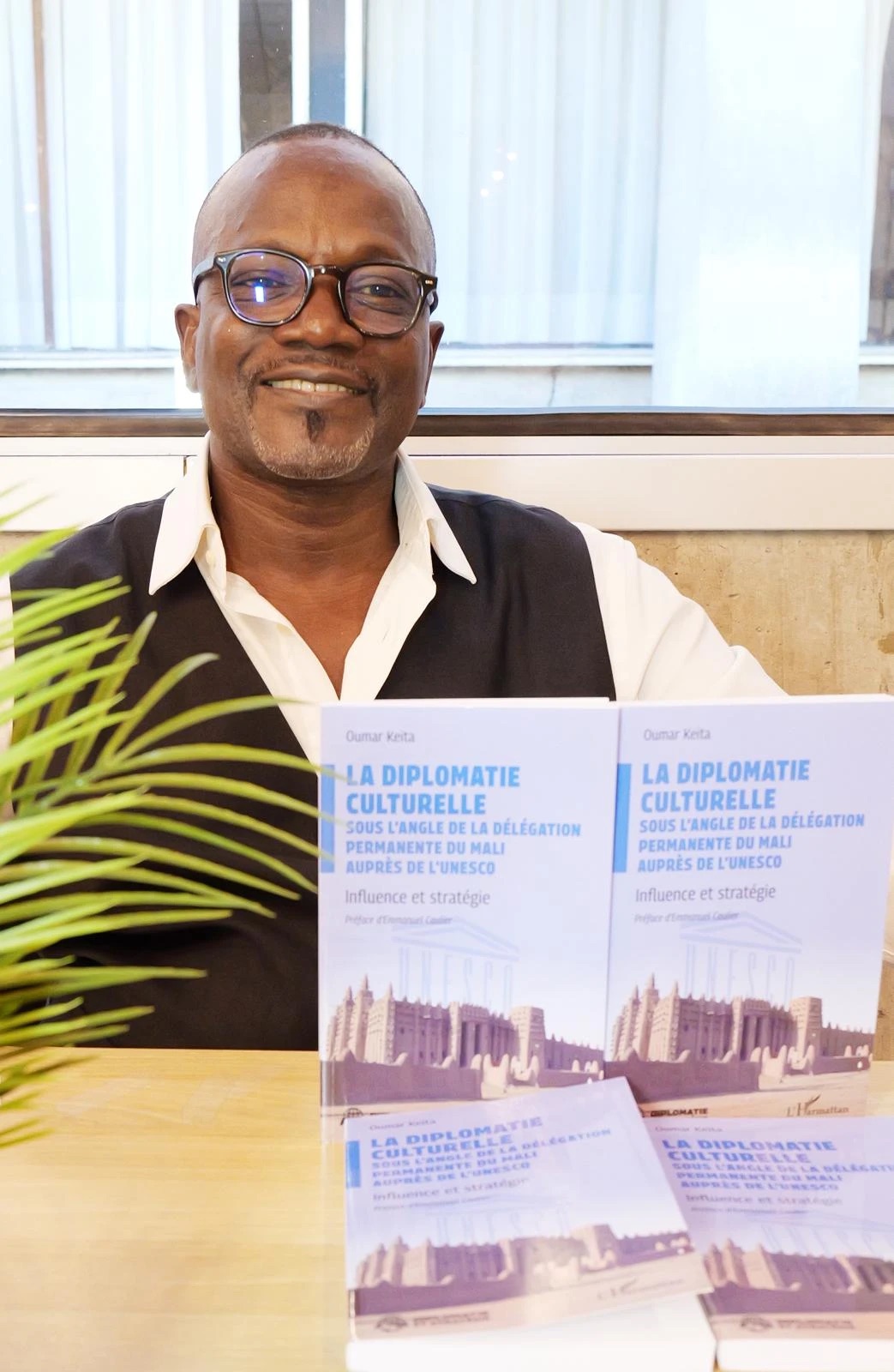 Oumar Keïta présentant son livre sur la diplomatie culturelle