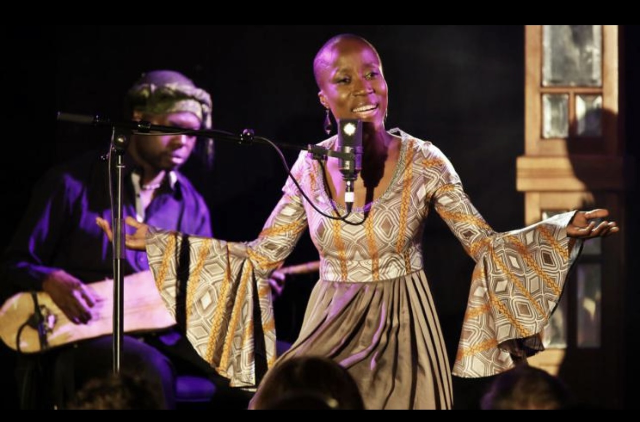 Rokia Traoré en concert, accompagnée d'un joueur de kora