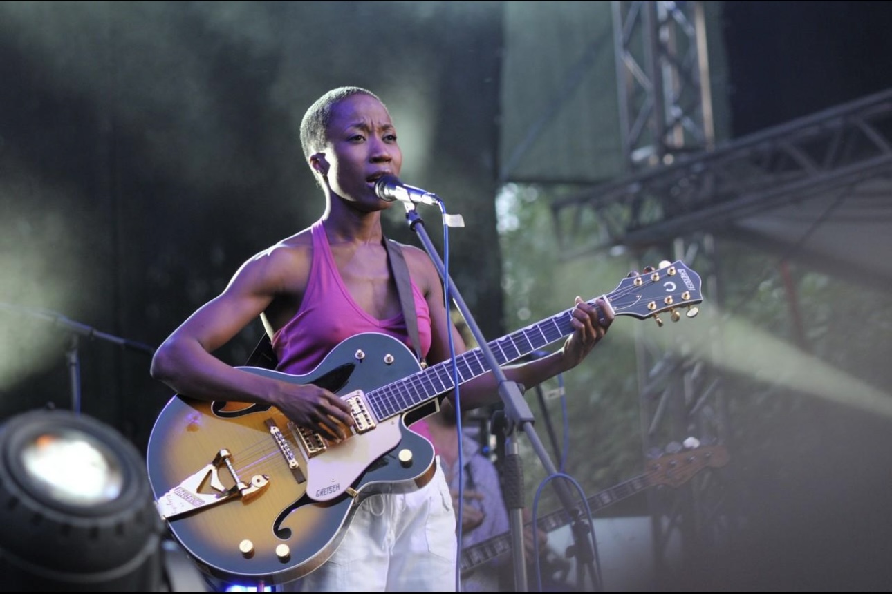 Rokia Traoré à la guitare sur scène
