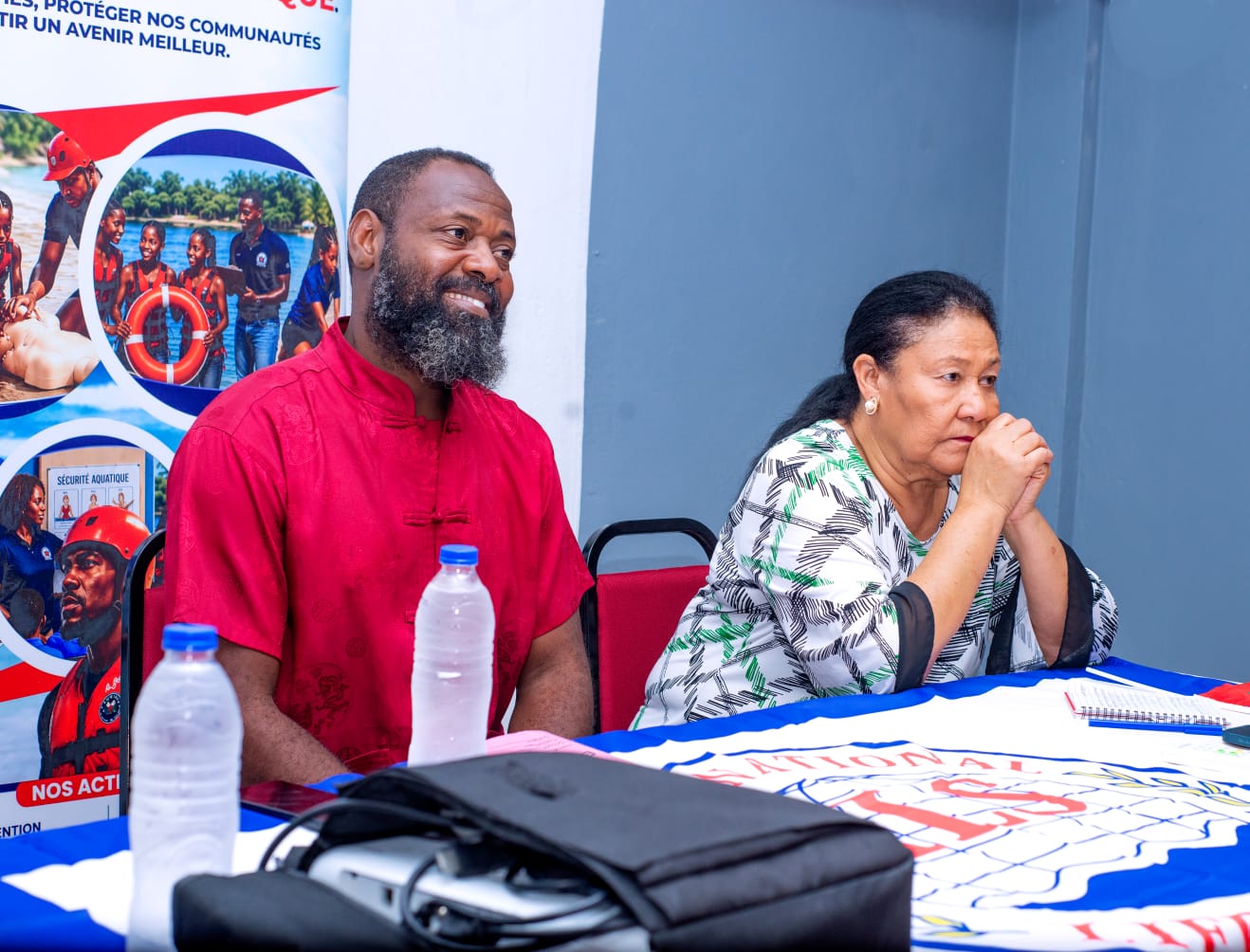 Participants à la formation aux Cayes, devant une bannière consacrée à la sécurité aquatique