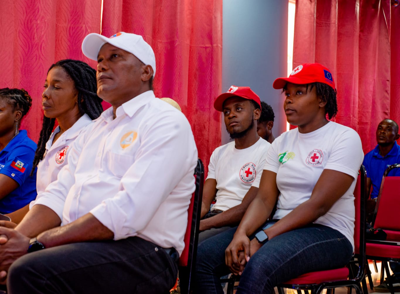 Des membres de la Croix-Rouge haïtienne suivent la formation