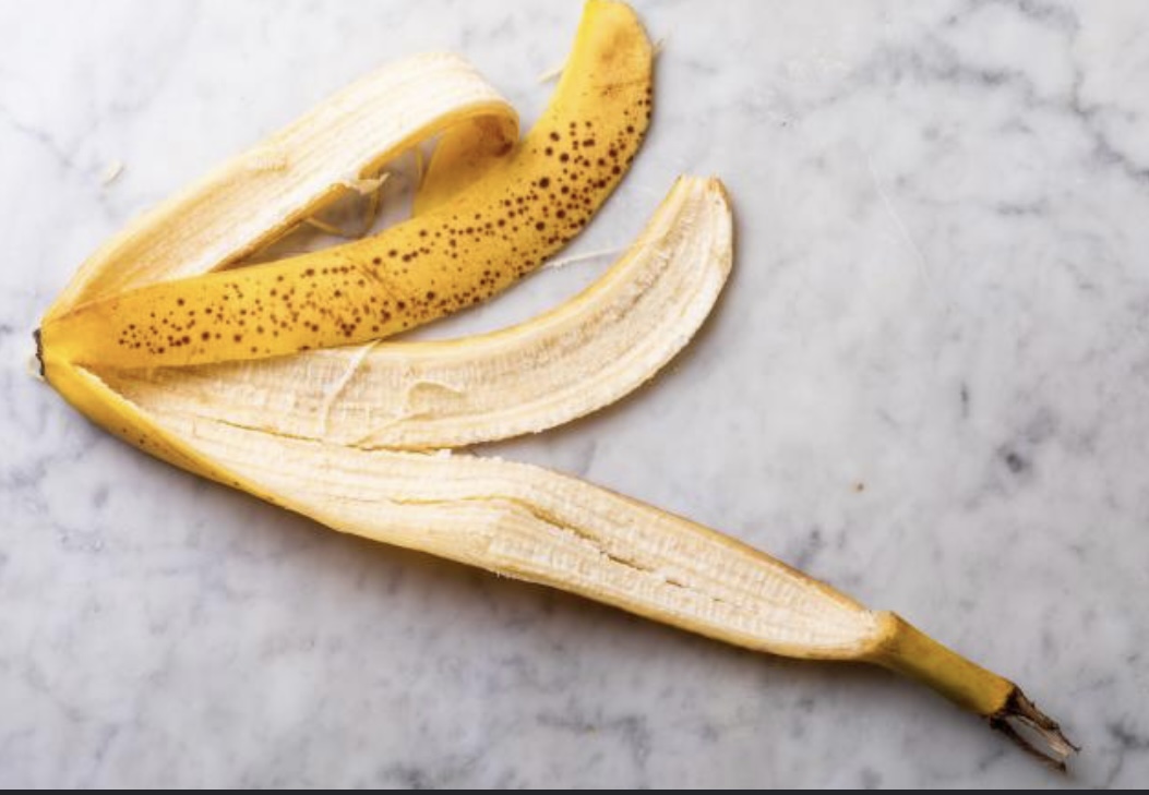 Peau de banane mûre sur un plan de travail en marbre