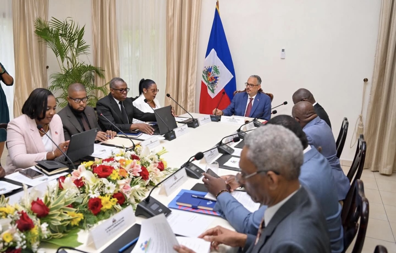 Réunion du gouvernement haïtien autour de la table du Conseil