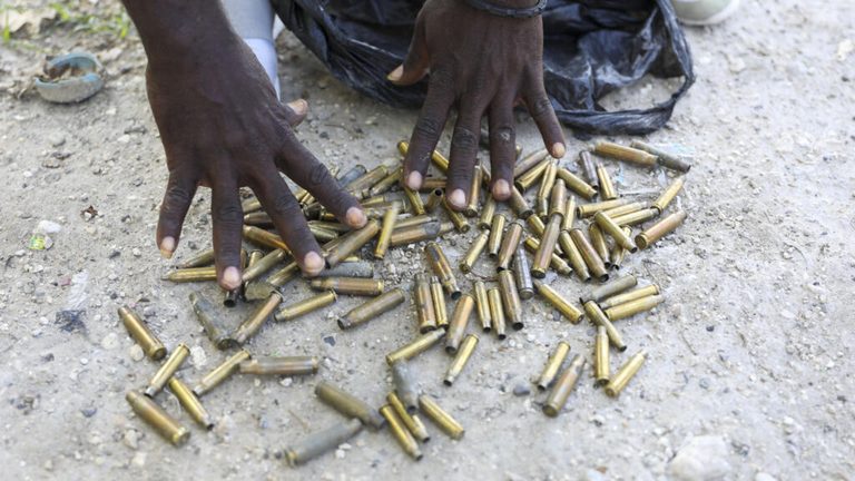 Haïti : 70 % des cartouches saisies auprès de deux gangs provenaient des stocks de la PNH, selon des experts de l’ONU